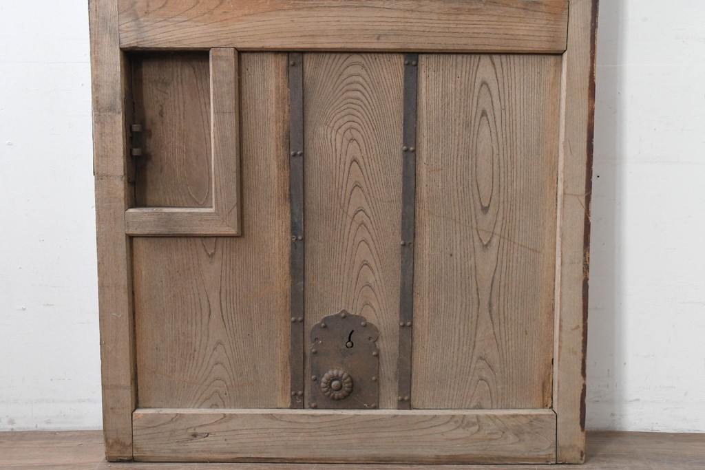 アンティーク建具　明治から大正期　総欅(ケヤキ)材　素朴な木味の金網入りきつね格子蔵戸1枚　　(R-086525)