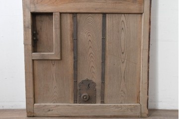 アンティーク建具　明治から大正期　総欅(ケヤキ)材　素朴な木味の金網入りきつね格子蔵戸1枚　　(R-086525)