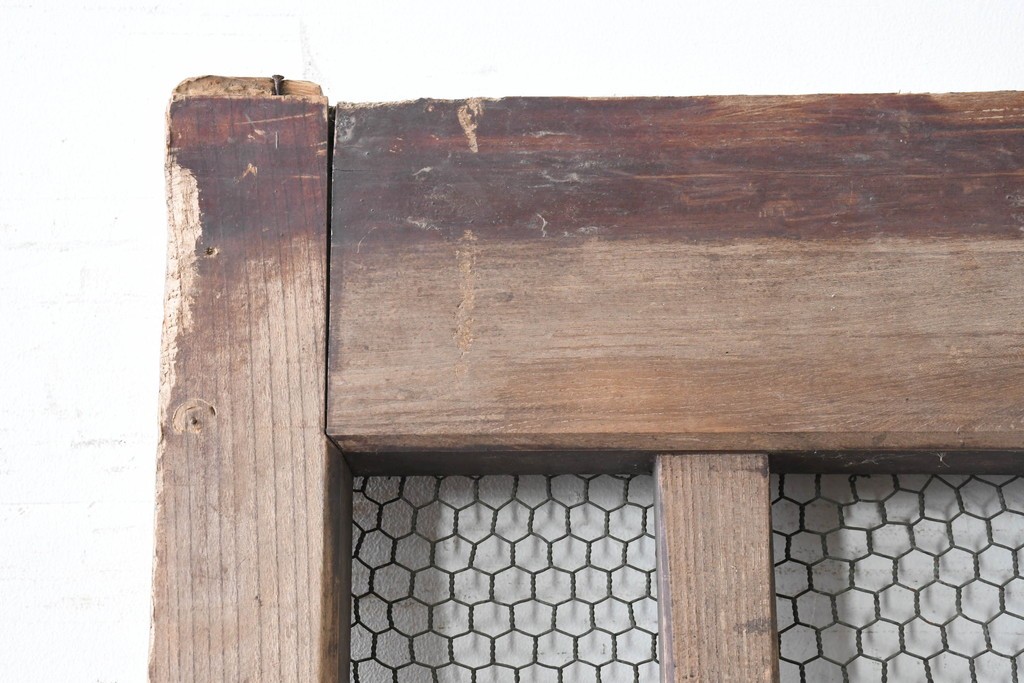 アンティーク建具　明治から大正期　総欅(ケヤキ)材　素朴な木味の金網入りきつね格子蔵戸1枚　　(R-086525)