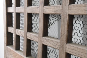 アンティーク建具　明治から大正期　総欅(ケヤキ)材　素朴な木味の金網入りきつね格子蔵戸1枚　　(R-086525)