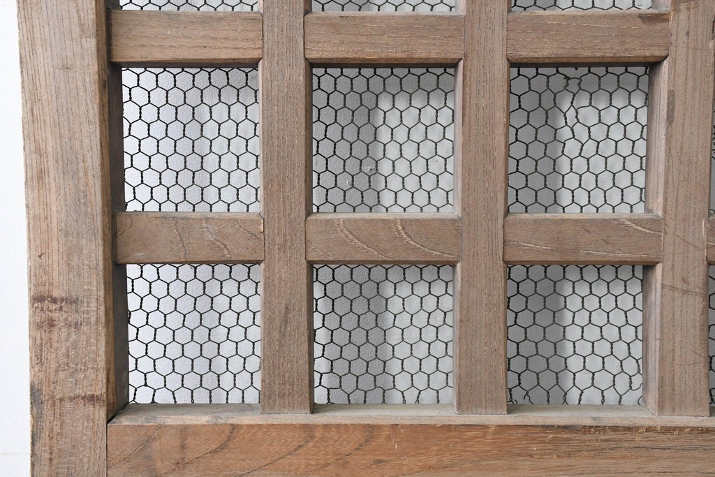 アンティーク建具　明治から大正期　総欅(ケヤキ)材　素朴な木味の金網入りきつね格子蔵戸1枚　　(R-086525)