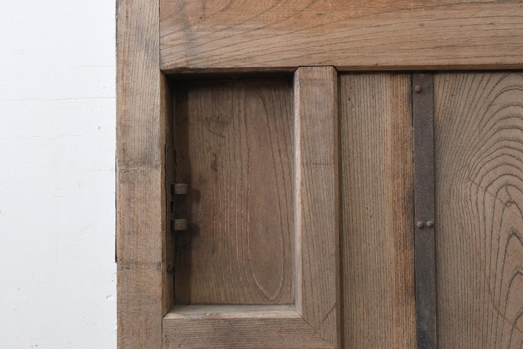 アンティーク建具　明治から大正期　総欅(ケヤキ)材　素朴な木味の金網入りきつね格子蔵戸1枚　　(R-086525)