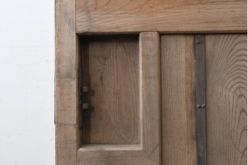 アンティーク建具　明治から大正期　総欅(ケヤキ)材　素朴な木味の金網入りきつね格子蔵戸1枚　　(R-086525)