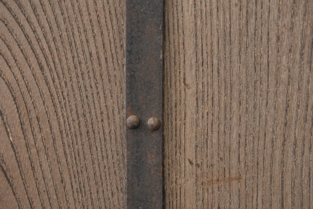 アンティーク建具　明治から大正期　総欅(ケヤキ)材　素朴な木味の金網入りきつね格子蔵戸1枚　　(R-086525)