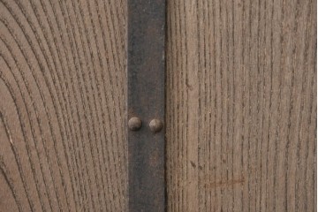 アンティーク建具　明治から大正期　総欅(ケヤキ)材　素朴な木味の金網入りきつね格子蔵戸1枚　　(R-086525)