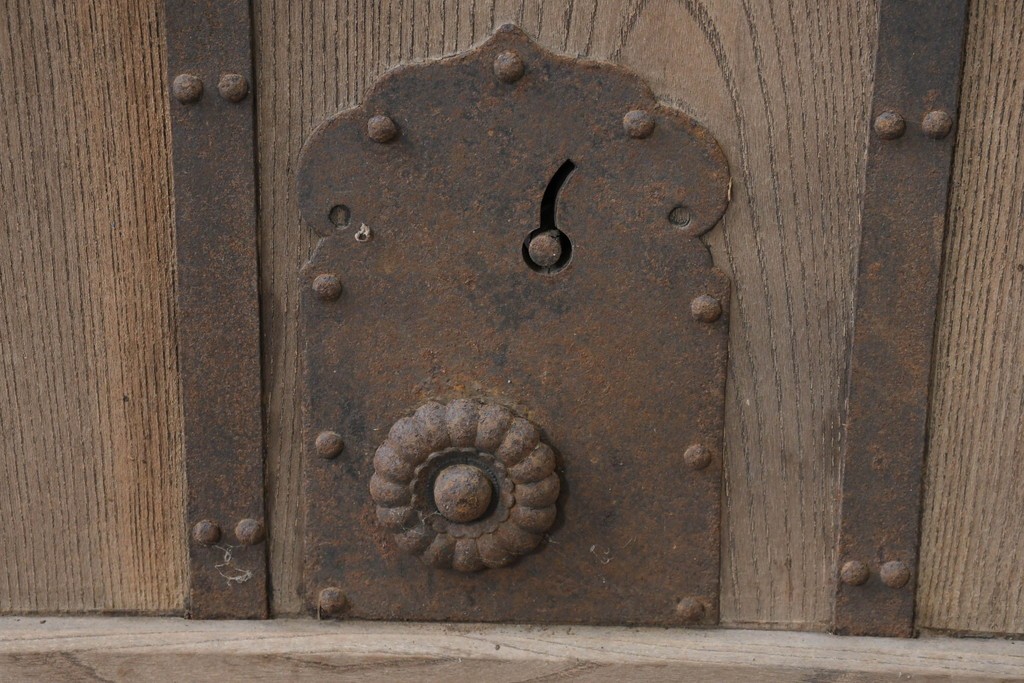 アンティーク建具　明治から大正期　総欅(ケヤキ)材　素朴な木味の金網入りきつね格子蔵戸1枚　　(R-086525)