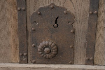 アンティーク建具　明治から大正期　総欅(ケヤキ)材　素朴な木味の金網入りきつね格子蔵戸1枚　　(R-086525)