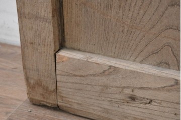 アンティーク建具　明治から大正期　総欅(ケヤキ)材　素朴な木味の金網入りきつね格子蔵戸1枚　　(R-086525)