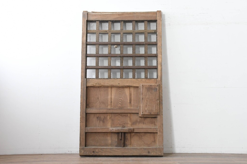 アンティーク建具　明治から大正期　総欅(ケヤキ)材　素朴な木味の金網入りきつね格子蔵戸1枚　　(R-086525)