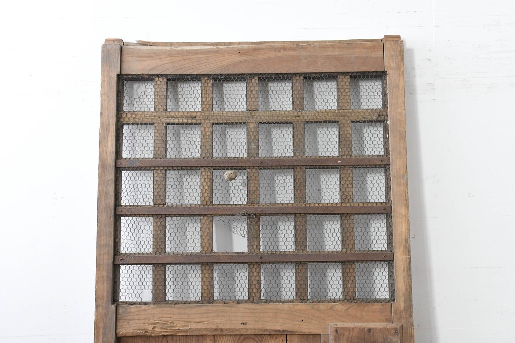 アンティーク建具　明治から大正期　総欅(ケヤキ)材　素朴な木味の金網入りきつね格子蔵戸1枚　　(R-086525)