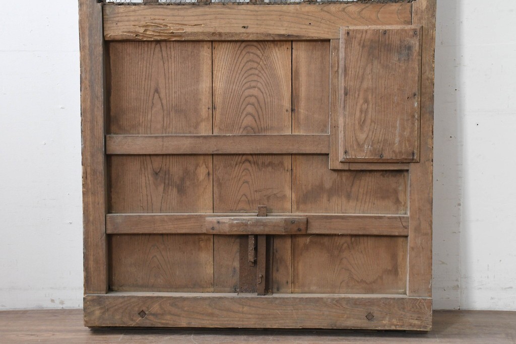 アンティーク建具　明治から大正期　総欅(ケヤキ)材　素朴な木味の金網入りきつね格子蔵戸1枚　　(R-086525)