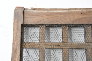 アンティーク建具　明治から大正期　総欅(ケヤキ)材　素朴な木味の金網入りきつね格子蔵戸1枚　　(R-086525)