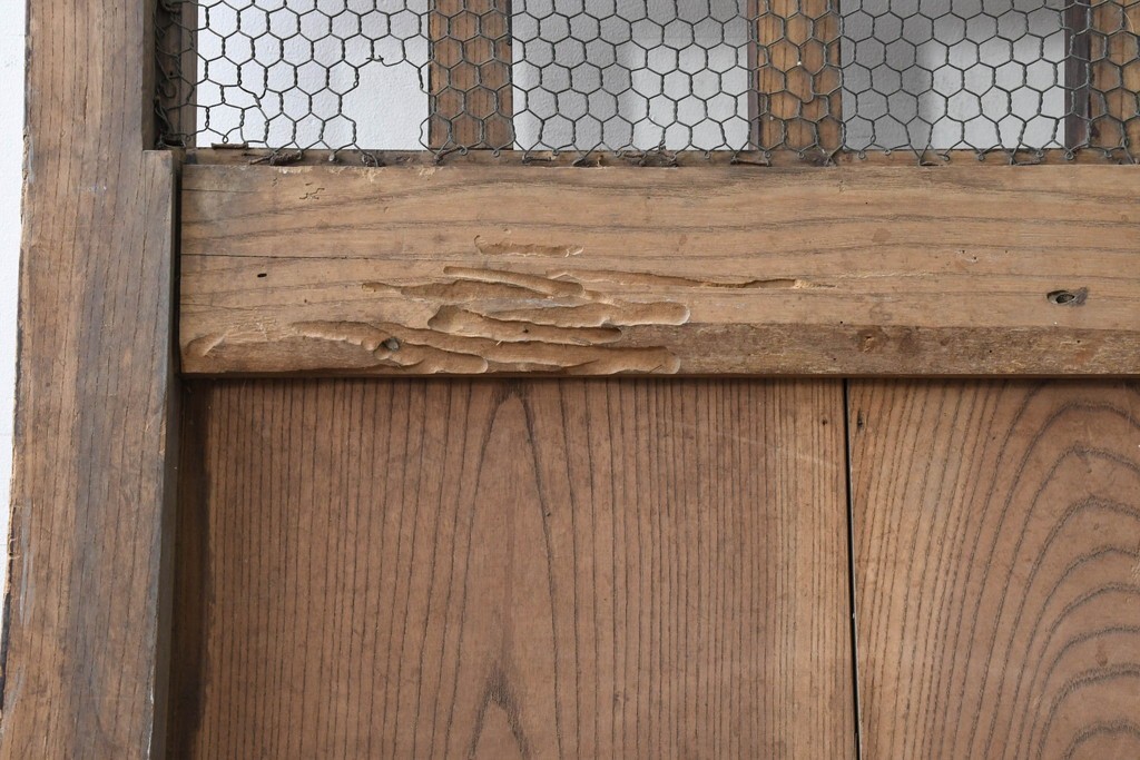 アンティーク建具　明治から大正期　総欅(ケヤキ)材　素朴な木味の金網入りきつね格子蔵戸1枚　　(R-086525)