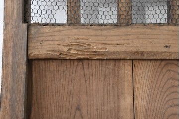 アンティーク建具　明治から大正期　総欅(ケヤキ)材　素朴な木味の金網入りきつね格子蔵戸1枚　　(R-086525)