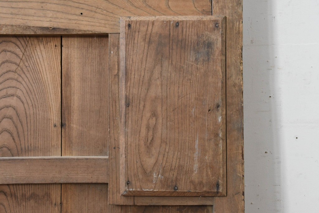 アンティーク建具　明治から大正期　総欅(ケヤキ)材　素朴な木味の金網入りきつね格子蔵戸1枚　　(R-086525)