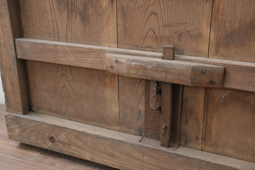 アンティーク建具　明治から大正期　総欅(ケヤキ)材　素朴な木味の金網入りきつね格子蔵戸1枚　　(R-086525)