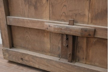 アンティーク建具　明治から大正期　総欅(ケヤキ)材　素朴な木味の金網入りきつね格子蔵戸1枚　　(R-086525)