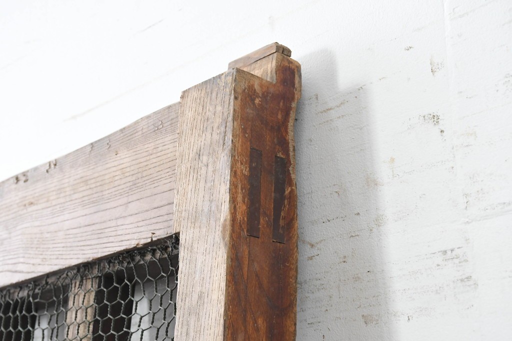 アンティーク建具　明治から大正期　総欅(ケヤキ)材　素朴な木味の金網入りきつね格子蔵戸1枚　　(R-086525)