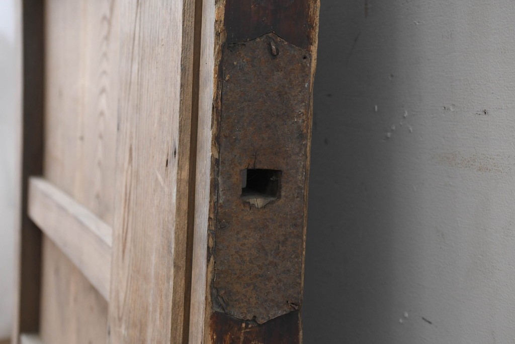 アンティーク建具　明治から大正期　総欅(ケヤキ)材　素朴な木味の金網入りきつね格子蔵戸1枚　　(R-086525)