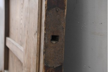 アンティーク建具　明治から大正期　総欅(ケヤキ)材　素朴な木味の金網入りきつね格子蔵戸1枚　　(R-086525)