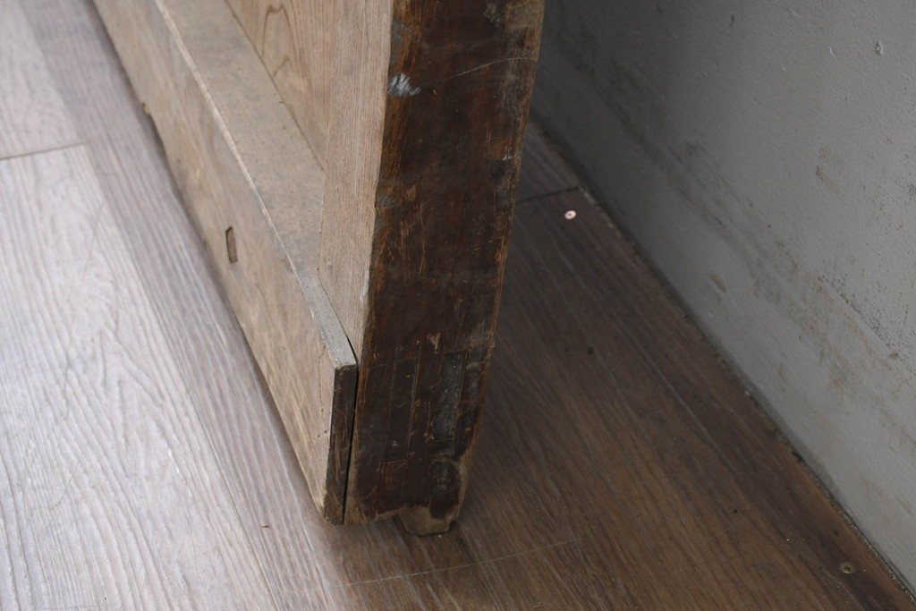 アンティーク建具　明治から大正期　総欅(ケヤキ)材　素朴な木味の金網入りきつね格子蔵戸1枚　　(R-086525)