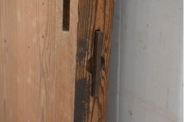 アンティーク建具　明治から大正期　素朴な木味が魅力の杉材の蔵戸1枚　　(R-086526)