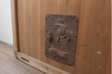 アンティーク建具　明治から大正期　素朴な木味が魅力の杉材の蔵戸1枚　　(R-086526)