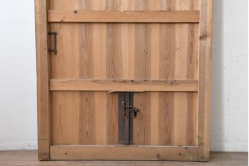 アンティーク建具　明治から大正期　素朴な木味が魅力の杉材の蔵戸1枚　　(R-086526)