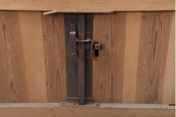 アンティーク建具　明治から大正期　素朴な木味が魅力の杉材の蔵戸1枚　　(R-086526)