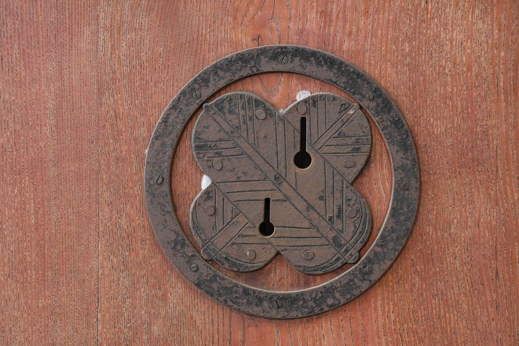 アンティーク建具　明治から大正期　希少デザイン!!　鉄格子に金網入りの重厚な蔵戸1枚　　(R-086527)