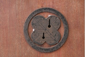 アンティーク建具　明治から大正期　希少デザイン!!　鉄格子に金網入りの重厚な蔵戸1枚　　(R-086527)