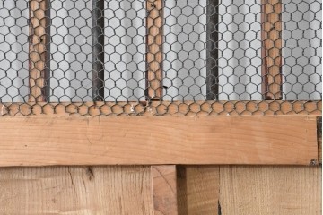 アンティーク建具　明治から大正期　希少デザイン!!　鉄格子に金網入りの重厚な蔵戸1枚　　(R-086527)