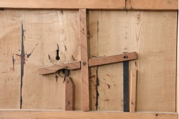 アンティーク建具　明治から大正期　希少デザイン!!　鉄格子に金網入りの重厚な蔵戸1枚　　(R-086527)