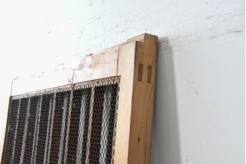 アンティーク建具　明治から大正期　希少デザイン!!　鉄格子に金網入りの重厚な蔵戸1枚　　(R-086527)