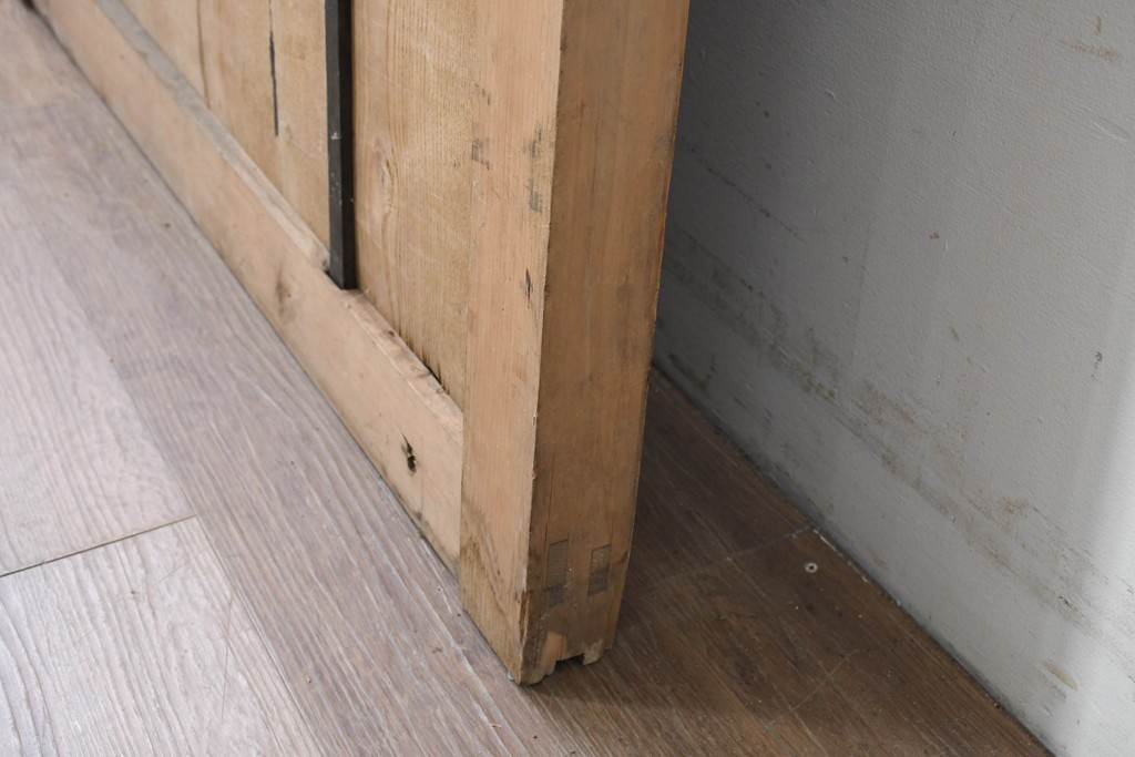 アンティーク建具　明治から大正期　希少デザイン!!　鉄格子に金網入りの重厚な蔵戸1枚　　(R-086527)