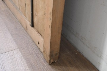 アンティーク建具　明治から大正期　希少デザイン!!　鉄格子に金網入りの重厚な蔵戸1枚　　(R-086527)