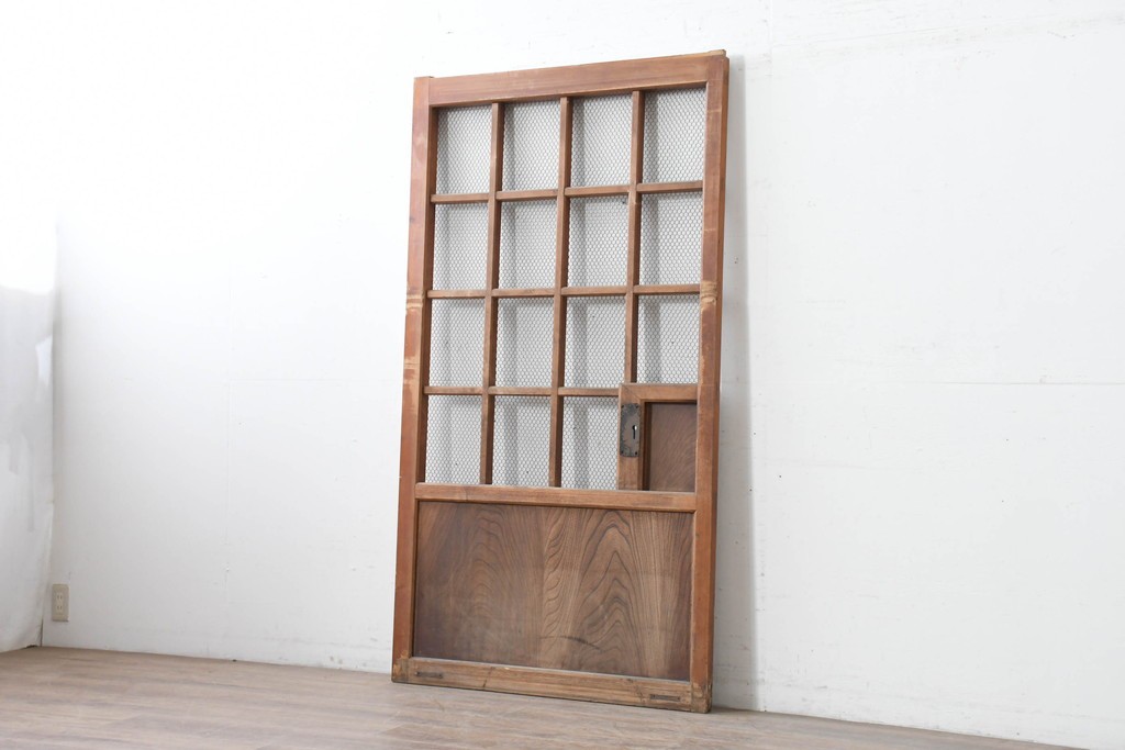アンティーク建具　明治から大正期　素朴で味わいのある金網入りきつね格子蔵戸1枚　　(R-086528)