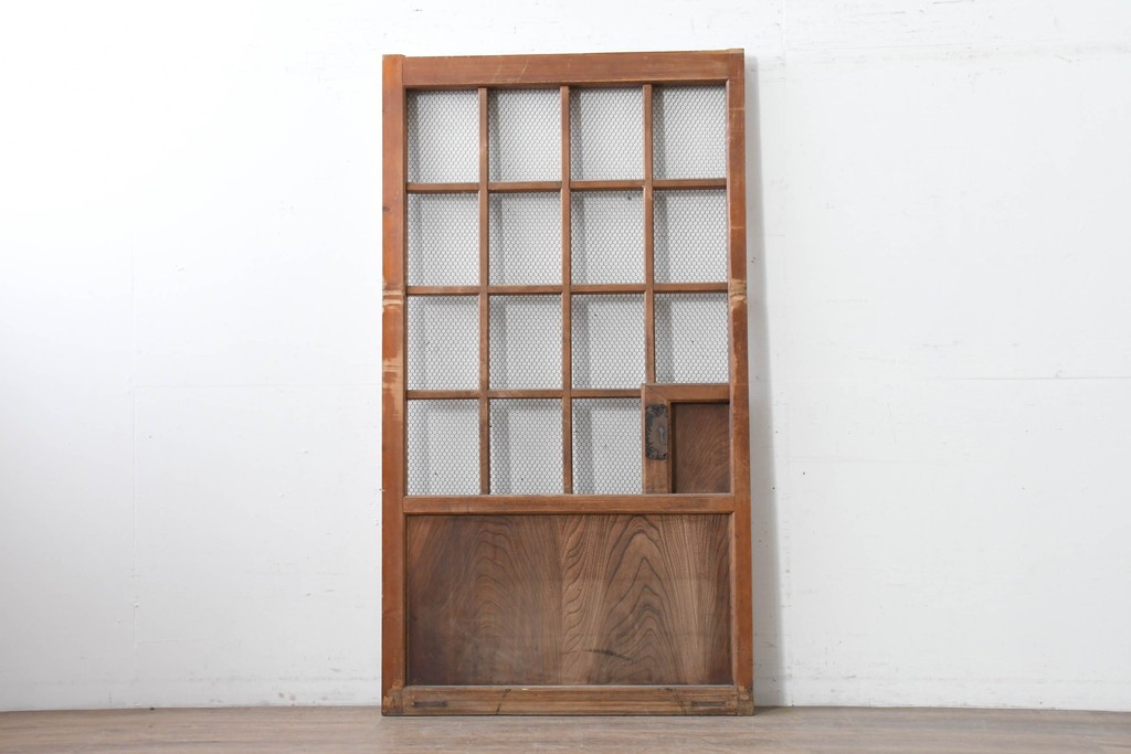 アンティーク建具　明治から大正期　素朴で味わいのある金網入りきつね格子蔵戸1枚　　(R-086528)