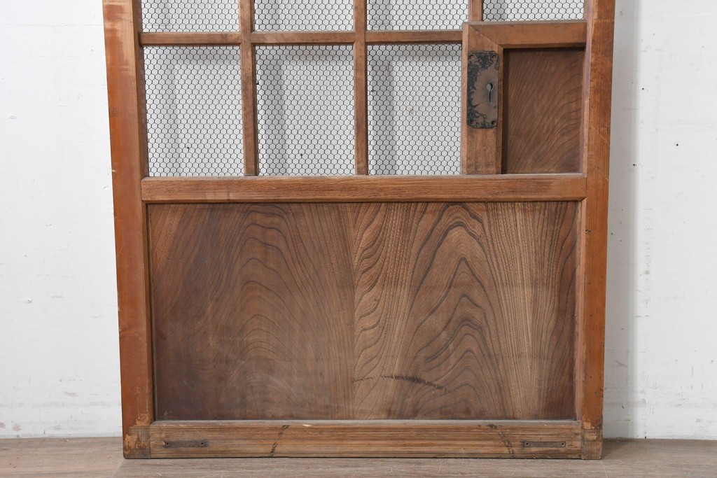 アンティーク建具　明治から大正期　素朴で味わいのある金網入りきつね格子蔵戸1枚　　(R-086528)