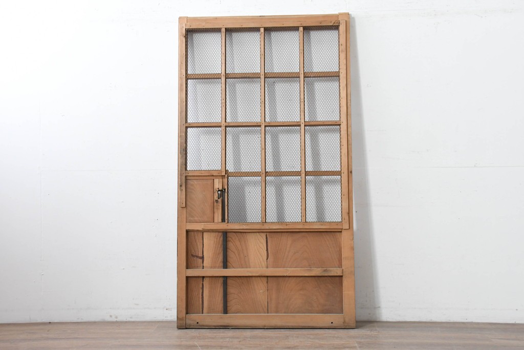 アンティーク建具　明治から大正期　素朴で味わいのある金網入りきつね格子蔵戸1枚　　(R-086528)