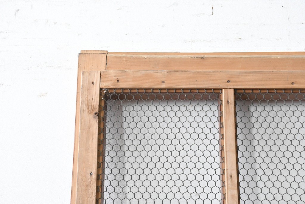 アンティーク建具　明治から大正期　素朴で味わいのある金網入りきつね格子蔵戸1枚　　(R-086528)