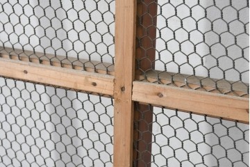 アンティーク建具　明治から大正期　素朴で味わいのある金網入りきつね格子蔵戸1枚　　(R-086528)