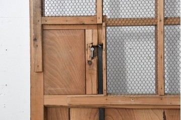 アンティーク建具　明治から大正期　素朴で味わいのある金網入りきつね格子蔵戸1枚　　(R-086528)