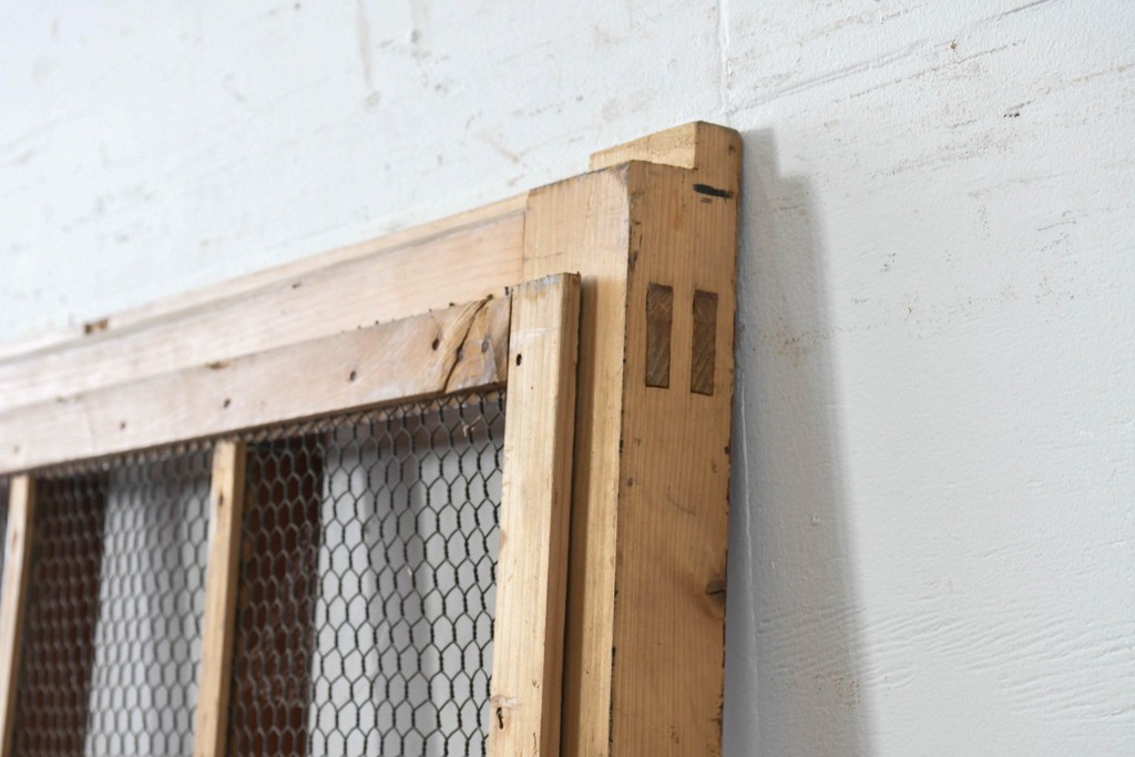 アンティーク建具　明治から大正期　素朴で味わいのある金網入りきつね格子蔵戸1枚　　(R-086528)