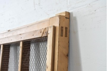 アンティーク建具　明治から大正期　素朴で味わいのある金網入りきつね格子蔵戸1枚　　(R-086528)