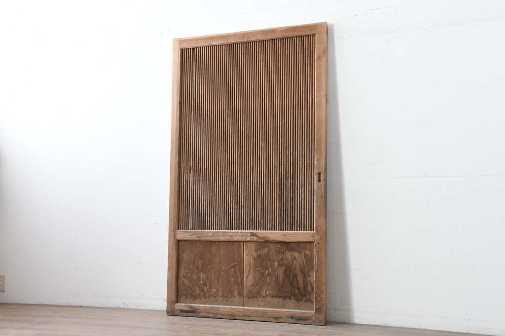 アンティーク建具　明治から大正期　表情豊かな木味と繊細な縦桟格子が魅力の蔵戸1枚　　(R-086529)