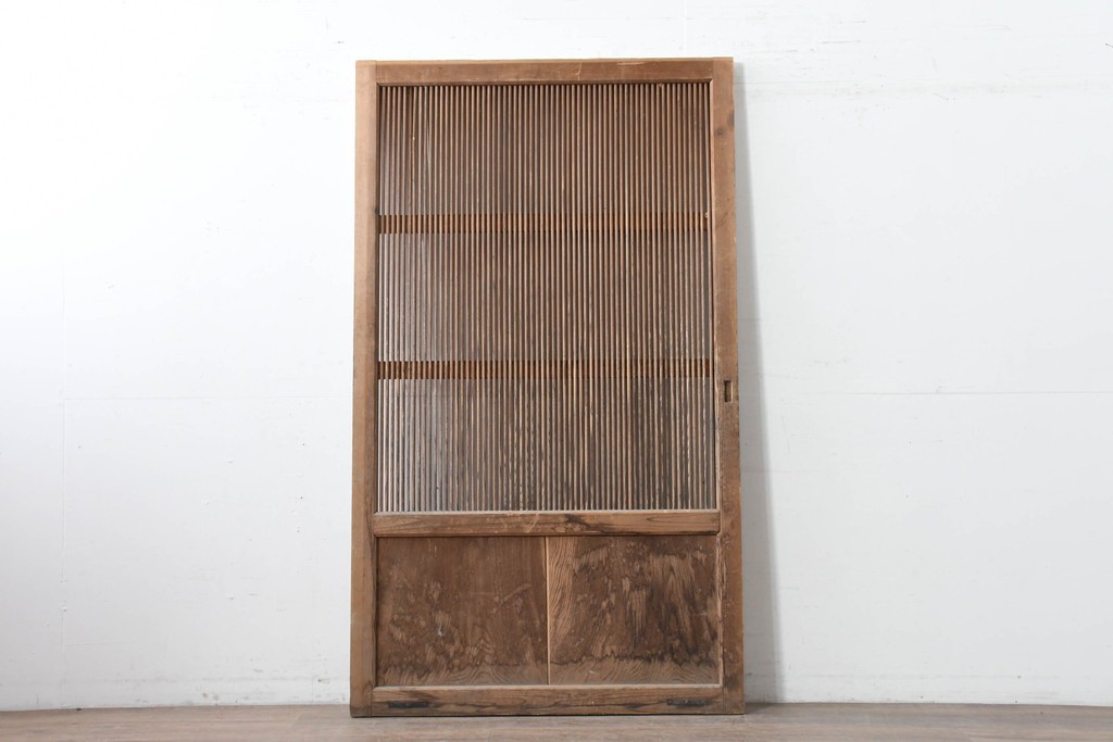 アンティーク建具　明治から大正期　表情豊かな木味と繊細な縦桟格子が魅力の蔵戸1枚　　(R-086529)