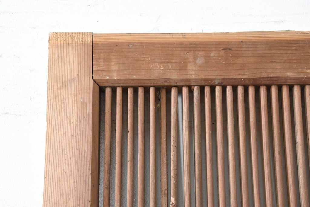 アンティーク建具　明治から大正期　表情豊かな木味と繊細な縦桟格子が魅力の蔵戸1枚　　(R-086529)