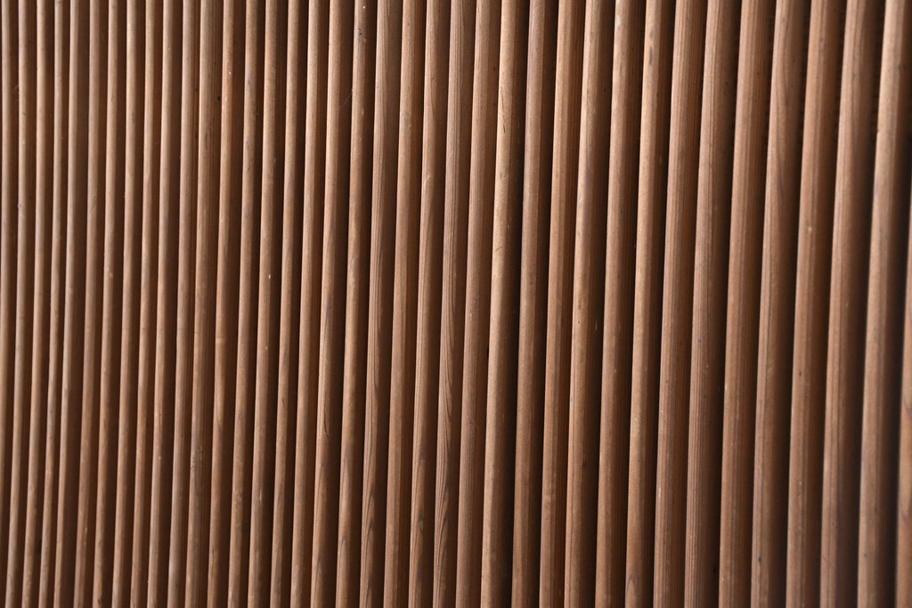 アンティーク建具　明治から大正期　表情豊かな木味と繊細な縦桟格子が魅力の蔵戸1枚　　(R-086529)