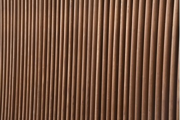 アンティーク建具　明治から大正期　表情豊かな木味と繊細な縦桟格子が魅力の蔵戸1枚　　(R-086529)